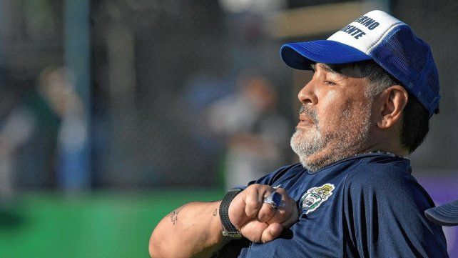 Diego Maradona con el buzo de entrenador de Gimnasia (LP), el último club que dirigió. Diego Maradona con el buzo de entrenador de Gimnasia (LP), el último club que dirigió.