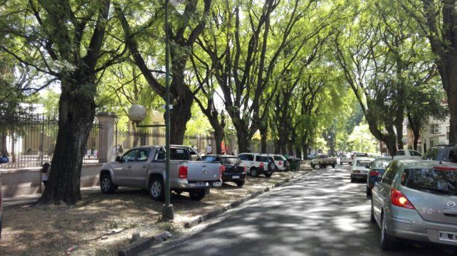 Dejan un pequeño espacio para que las personas caminen por la vereda.