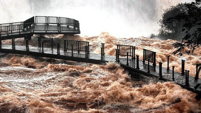 Por la crecida extraordinaria del río Iguazú, el circuito preferido de los turistas permanecerá cerrado hasta que se garantice la seguridad para transitarlo