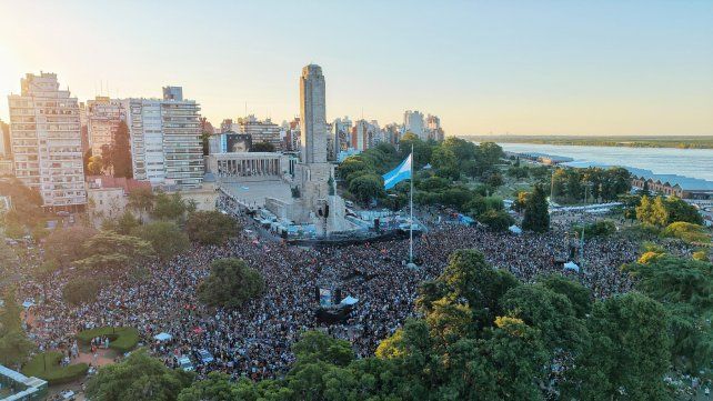 El Monumento Nacional a la Bandera de la ciudad de Rosario colmado El Monumento Nacional a la Bandera de la ciudad de Rosario colmado