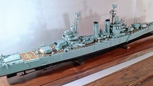 El artista paranaense hizo además tres réplicas de 1,20 metros, que donó a familiares de caídos en Malvinas.jpg