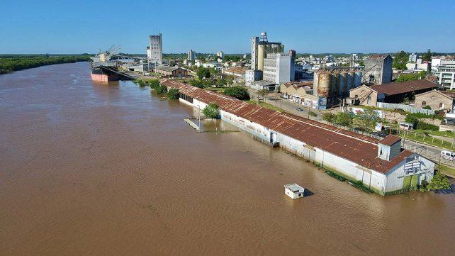 Gran parte de la zona costera y portuaria está bajo agua. Hay más de 50 personas evacuadas y se espera la bajante para los próximos días.