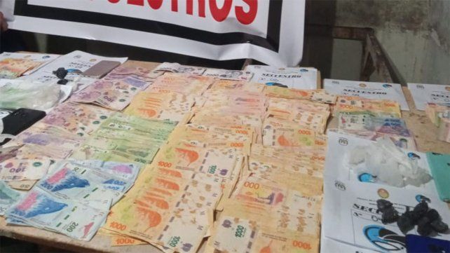  Secuestraron cocaína, marihuana, dinero, celulares y detuvieron a una persona en un domicilio de Paraná Secuestraron cocaína, marihuana, dinero, celulares y detuvieron a una persona en un domicilio de Paraná