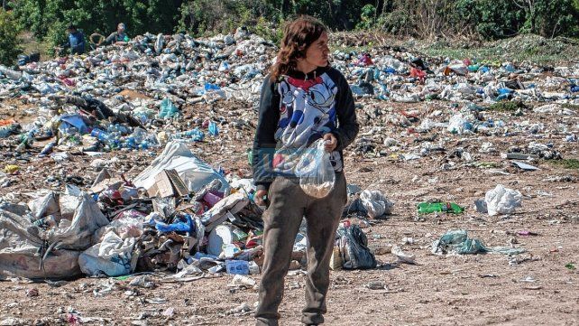 Inocularon a más de 100 personas con vacuna Cansino en el volcadero.