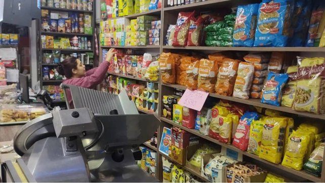 Aunque no hay cifra oficial, en Paraná hay al menos 1700 despensas y almacenes inscriptos formalmente. El costo de la energía, el incremento de los precios de los productos, los márgenes de ganancia prácticamente nulos y las bajas ventas por el poco dinero son los principales problemas que afrontan para continuar trabajando.