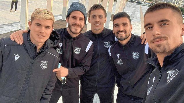 Faustino Dettler (en el medio), junto a sus compañeros de plantel