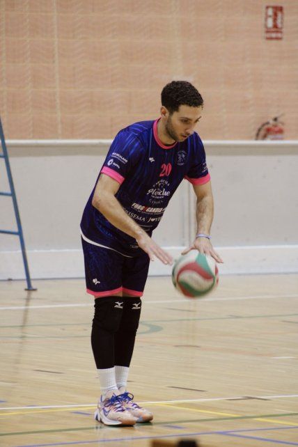 El armador de Gandia vóley a punto de realizar un saque. El armador de Gandia vóley a punto de realizar un saque.