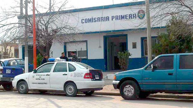 El joven que pidió agua para robar el celular quedó detenido en la comisaría primera de Concepción del Uruguay.