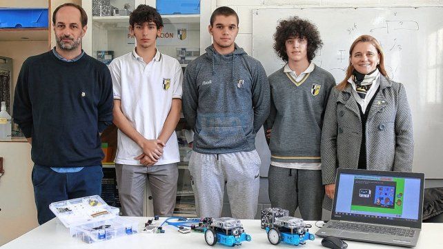 Equipo. El profesor Pablo Pannone junto a sus alumnos y la directora de la escuela Susana Analía Hernández