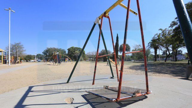 Plaza Le Petit Pisant. La hamaca integradora está averiada hace tiempo, al igual que otros juegos.