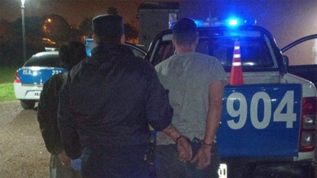 Uno de los involucrados había ingresado a un domicilio en Paraná con la ayuda de otro, que se encontraba reunido junto al propietario. Uno de los involucrados había ingresado a un domicilio en Paraná con la ayuda de otro, que se encontraba reunido junto al propietario.