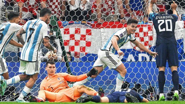 Argentina derrota 2 a 0 a Croacia. Gol de Álvarez para estirar ventajas.
