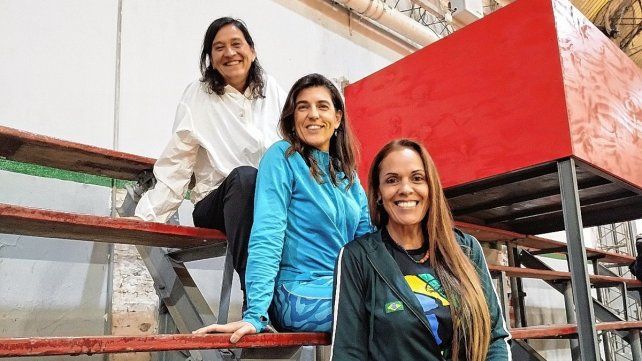 Cecilia Vega, Esther Sangio y Lucimara Lima defienden la camiseta de Suricatas en el Internacional de Clubes de Maxibásquet. Cecilia Vega, Esther Sangio y Lucimara Lima defienden la camiseta de Suricatas en el Internacional de Clubes de Maxibásquet.
