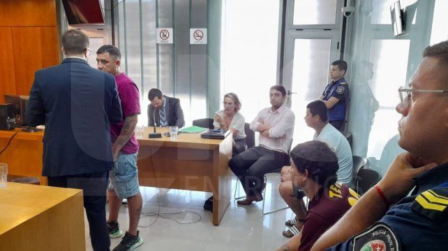 Los acusados del crimen de Ariel Domínguez, en Paraná, seguirán con prisión domiciliaria. Los acusados del crimen de Ariel Domínguez, en Paraná, seguirán con prisión domiciliaria.