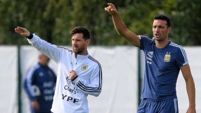Scaloni junto a Messi, en el predio de Ezeiza
