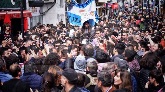 Javier Milei caminó la Peatonal de Paraná con Etchevehere