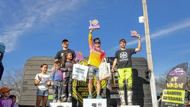 Los pilotos fueron premiados luego de la actividad en pista. Los pilotos fueron premiados luego de la actividad en pista.