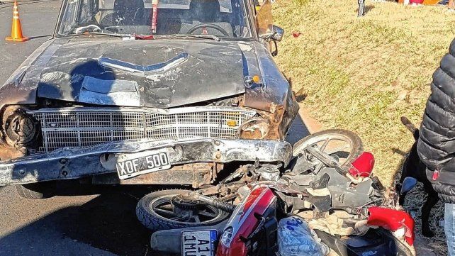 El accidente fue entre un Ford Falcon y una motocicleta de 110 cc. El accidente fue entre un Ford Falcon y una motocicleta de 110 cc.