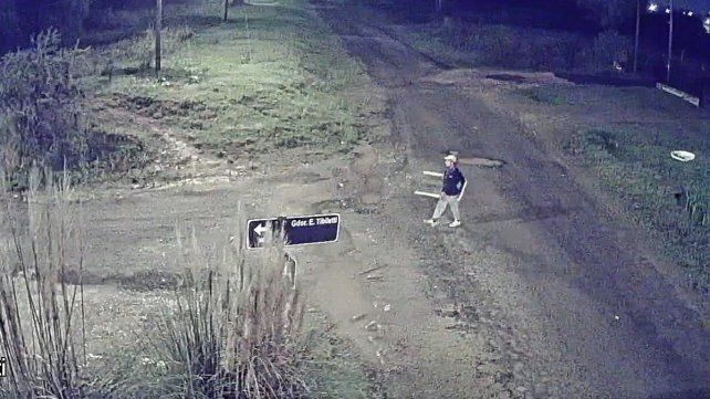 El miércoles un delincuente se llevó herramientas, bicicleta y alimentos de una casa de Vicoer 46 Viviendas. Quedó filmado en las cámaras del barrio