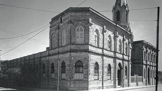 El inmueble. Ubicado en calle Italia y Paraguay de la ciudad de Paraná fue edificado en el siglo XIX por el arquitecto Arnaldi. Era propiedad del Apostolado de la Oración y luego fue donado a dos religiosas de la Congregación Hermanas Terciarias Franciscanas de la Caridad.