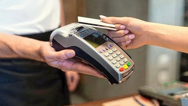 Restaurantes y bares se adaptan a la nueva modalidad de cobro con tarjeta Restaurantes y bares se adaptan a la nueva modalidad de cobro con tarjeta