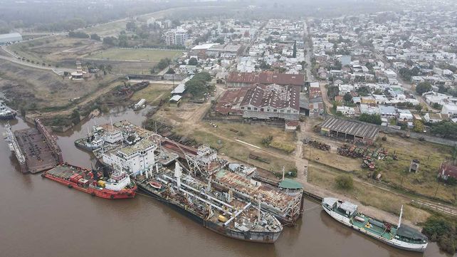 El antiguo Ministerio de Concepción del Uruguay tiene muchas embarcaciones fuera de uso.