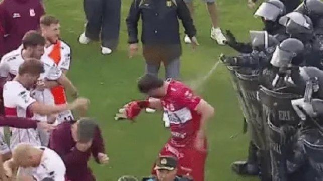 Escandaloso final en Madryn vs. Morón: piñas, represión policial y gas pimienta Escandaloso final en Madryn vs. Morón: piñas, represión policial y gas pimienta