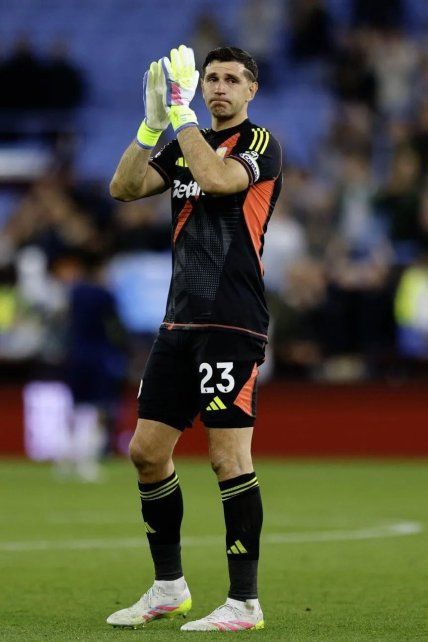 El Dibu Martínez se retiró del Villa Park entre lágrimas. El Dibu Martínez se retiró del Villa Park entre lágrimas.