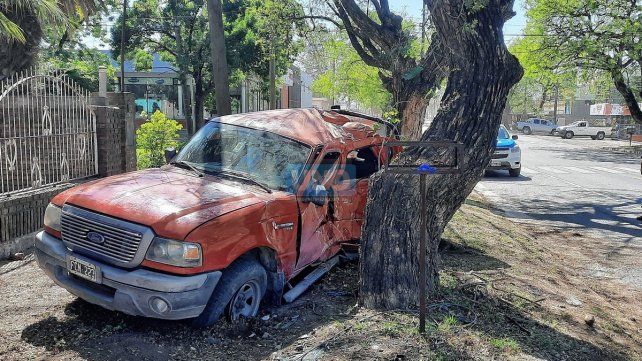 La madre y su bebé quedaron atrapados en el habitáculo y fueron rescatados tras chocar la camioneta que conducía contra un árbol. Ocurrió en zona este de Paraná