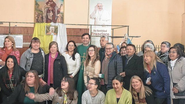 En familia. Candela Giarda compartió la beatificación de Juan Pablo I junto a la comunidad de la parroquia. En la foto junto al padre Eduardo Jacob.
