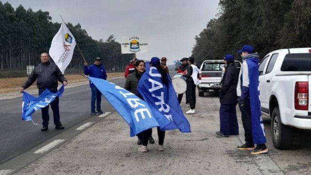 Trabajadores rurales nucleados en Uatre se movilizaron la semana pasada en reclamo de mejoras salariales. El viernes hubo un acuerdo, pero volverán a reunirse en agosto Trabajadores rurales nucleados en Uatre se movilizaron la semana pasada en reclamo de mejoras salariales. El viernes hubo un acuerdo, pero volverán a reunirse en agosto