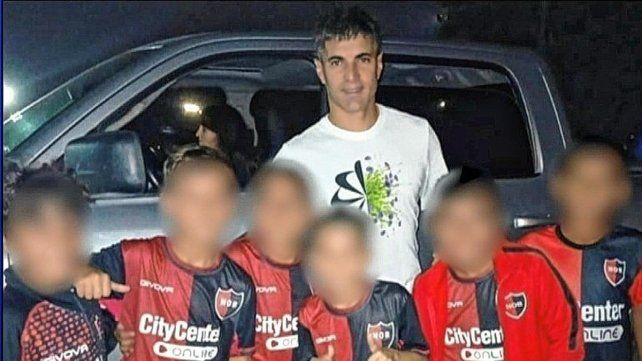 Newell's sancionó a seis juveniles por tomarse una foto con un jugador de Central. Newell's sancionó a seis juveniles por tomarse una foto con un jugador de Central.