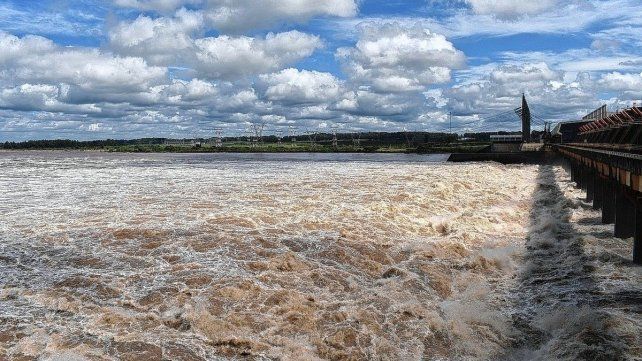 Baja el río Uruguay. Baja el río Uruguay.