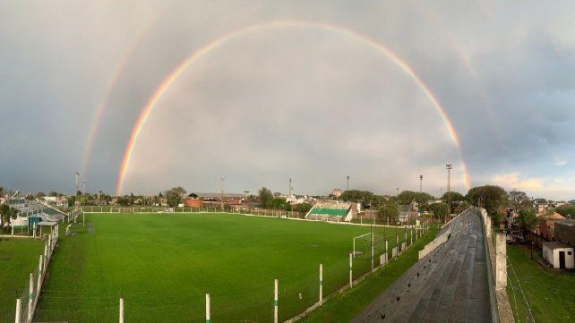Hermosa postal del estadio Virgen de Lourdes con el arco iris de fondo. Hermosa postal del estadio Virgen de Lourdes con el arco iris de fondo.