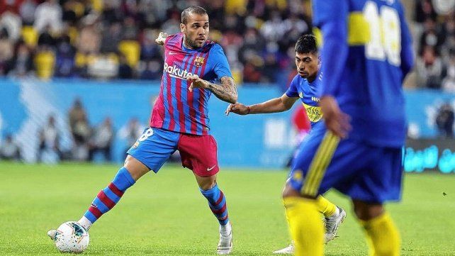 Dani Alves ante la marca de Juan Ramírez en el duelo entre Boca y Barcelona.