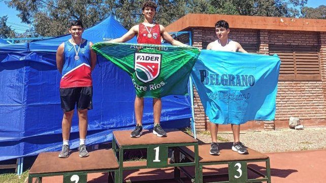 Diego Sincosky en lo más alto del podio con la bandera de la Federación Atlética Entre Ríos Diego Sincosky en lo más alto del podio con la bandera de la Federación Atlética Entre Ríos