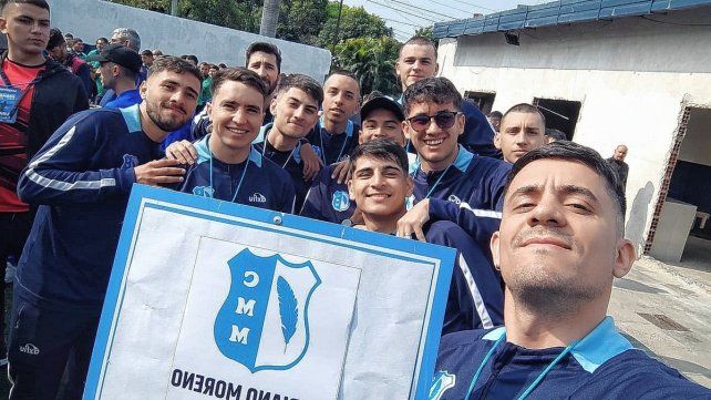 La delegación de Mariano Moreno, en el acto inaugural del División de Honor.