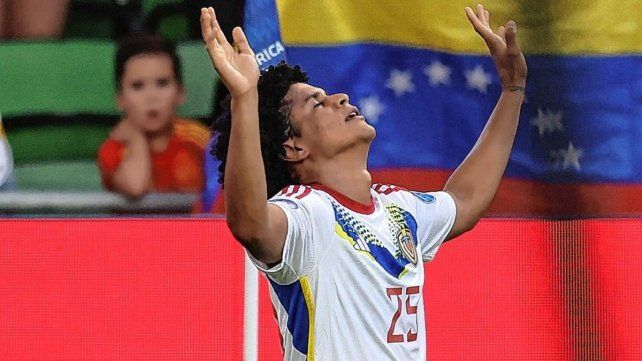 Eduard Bello festeja el primer gol de Venezuela. Eduard Bello festeja el primer gol de Venezuela.