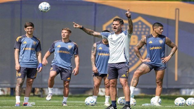 Fernando Gago dando indicaciones en la práctica de Boca Juniors. Fernando Gago dando indicaciones en la práctica de Boca Juniors.