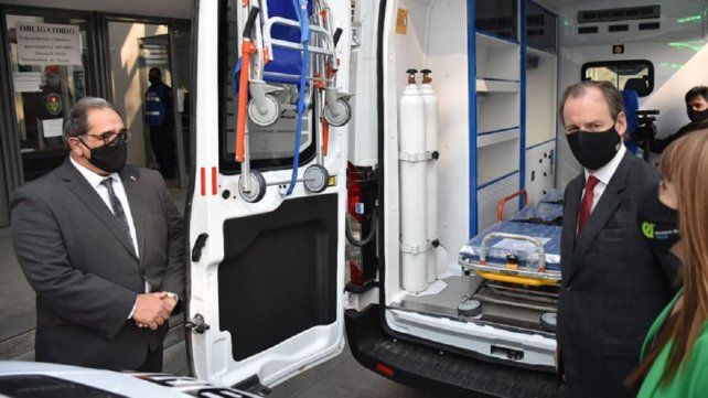 Carbonell y Bordet en la entrega al gobierno de ambulancias compradas con el fondo solidario de los jueces.