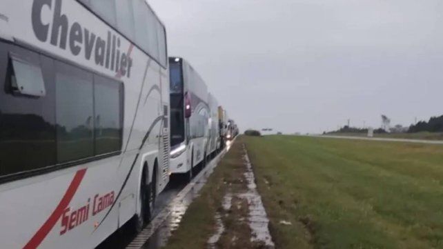 Colectivo de Paraná quedó varado en Ruta 9 en medio de las inundaciones Colectivo de Paraná quedó varado en Ruta 9 en medio de las inundaciones