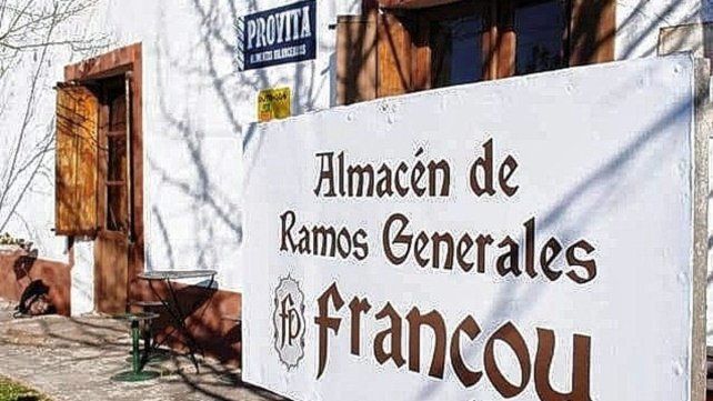 El almacén está en Colonia El Carmen en el departamento Colón. El almacén está en Colonia El Carmen en el departamento Colón.