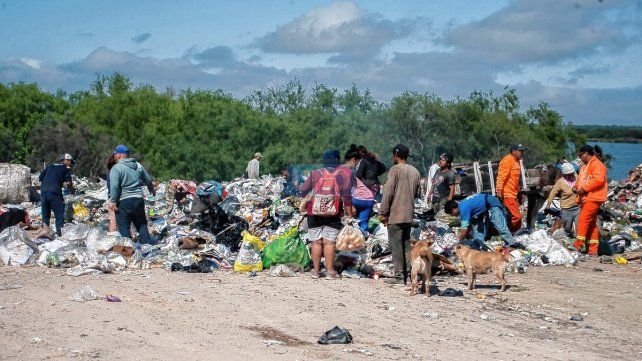 Jornada de vacunación en el volcadero de Paraná. Inocularon con dosis de Cansino.