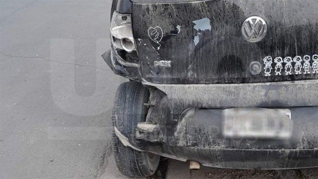 El domingo por la madrugada el conductor de una camioneta chocó un auto estacionado, huyó y se perdió en barrio Capibá de Paraná. El auto quedó destrozado El domingo por la madrugada el conductor de una camioneta chocó un auto estacionado, huyó y se perdió en barrio Capibá de Paraná. El auto quedó destrozado
