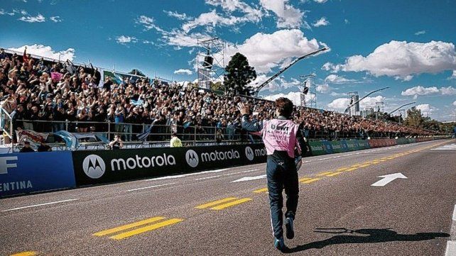 La gente se acercó a conocer a Franco Colapinto. La gente se acercó a conocer a Franco Colapinto.
