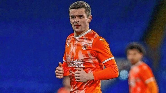 El futbolista Jake Daniels declaró públicamente que es gay.