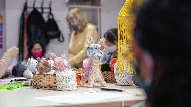 En Patry-Lan hace más de 20 años que se dictan cursos y hay una larga lista de espera. Macramé y bordado, los más buscados. También los muñecos de amigurumis