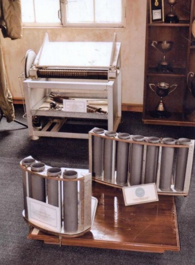 La tallalinera industrial, lanzadores de bengalas y los chaff se encuentran en la Sala Histórica de la II Brigada Aérea Paraná