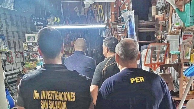 Los allanamientos fueron en un local comercial y un domicilio particular de la localidad de General Campos. Los allanamientos fueron en un local comercial y un domicilio particular de la localidad de General Campos.