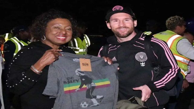 Lionel Messi llegó a Jamaica y recibió un especial regalo vinculado a Bob Marley Lionel Messi llegó a Jamaica y recibió un especial regalo vinculado a Bob Marley